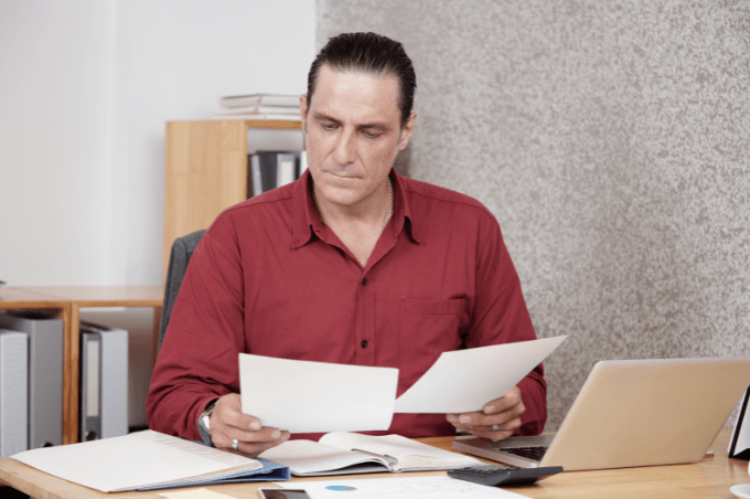 homem precisando de auxilio com seus direitos